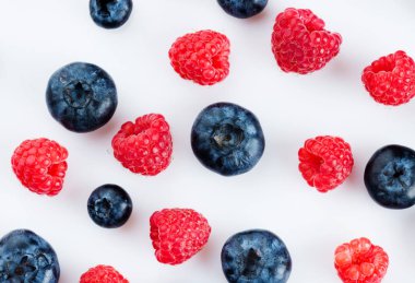 taze yaban mersini ve ahududu beyaz zemin üzerine desen 