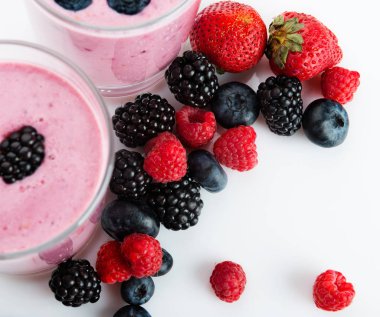 yaban mersini, böğürtlen, ahududu ve beyaz arka plan üzerinde izole çilek ile güler yüzlü 