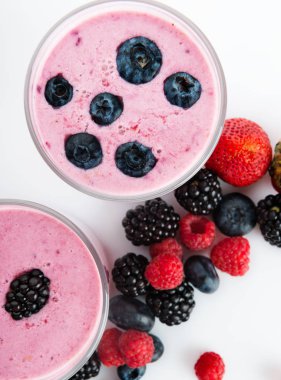 yaban mersini, böğürtlen, ahududu ve beyaz arka plan üzerinde izole çilek ile güler yüzlü 