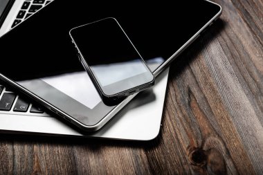 klavye ile ahşap des telefon ve tablet PC'de