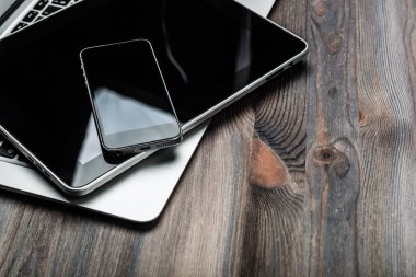 klavye ile ahşap des telefon ve tablet PC'de