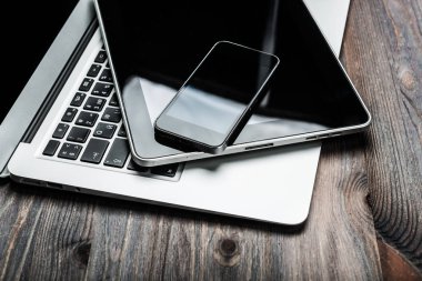klavye ile ahşap des telefon ve tablet PC'de