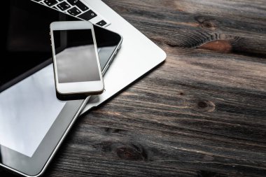 klavye ile ahşap des telefon ve tablet PC'de