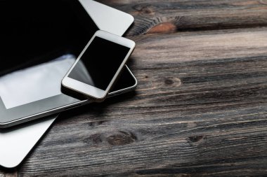 klavye ile ahşap des telefon ve tablet PC'de
