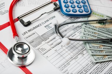 Hayat plannin için banknot ve stetoskop kavramı ile sağlık sigortası başvuru formu