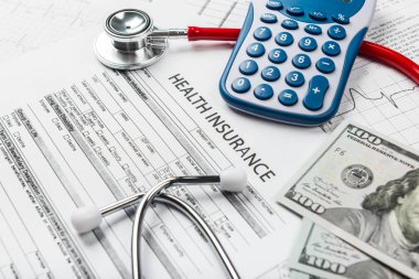 Hayat plannin için banknot ve stetoskop kavramı ile sağlık sigortası başvuru formu