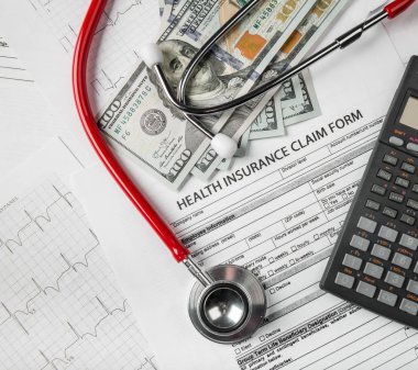 Hayat plannin için banknot ve stetoskop kavramı ile sağlık sigortası başvuru formu
