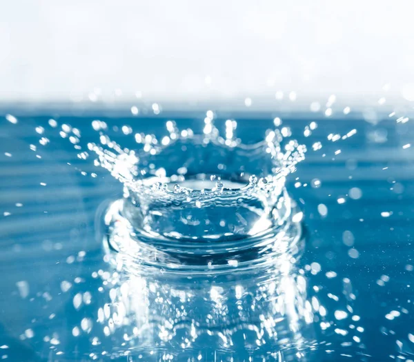 Wassertropfen Spritzen Blau Gefärbt — Stockfoto