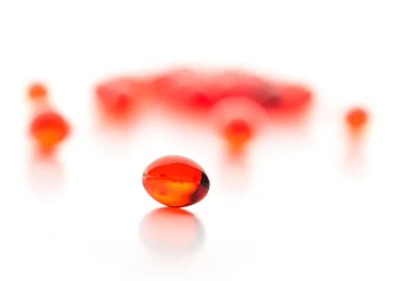红色凝胶胶囊 选择性的焦点 在白色背景上孤立 — 图库照片