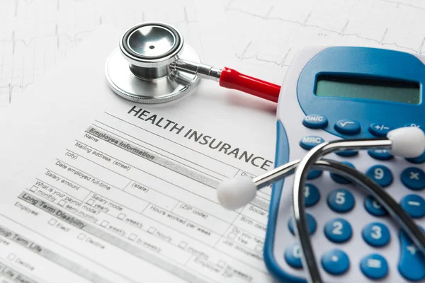 保健费用 用于医疗保健费用或医疗保险的听诊器和计算器符号 — 图库照片