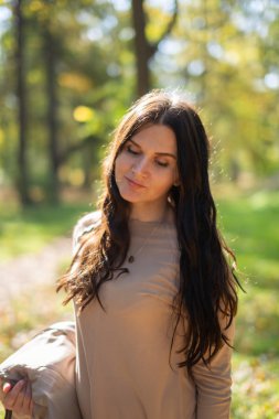 düşünme ve yana doğru bir parkta arayan kadın