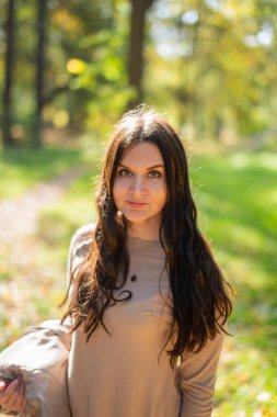 Sonbahar kadın portre Park'ta açık havada