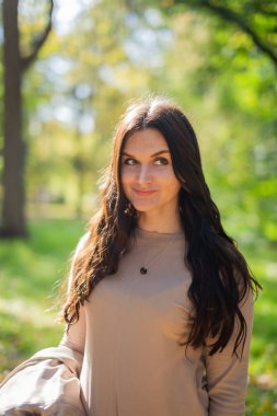 düşünme ve yana doğru bir parkta arayan kadın