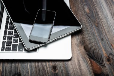 klavye ile ahşap des telefon ve tablet PC'de
