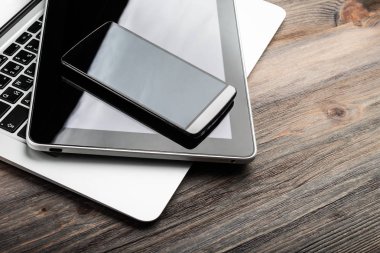 klavye ile ahşap des telefon ve tablet PC'de