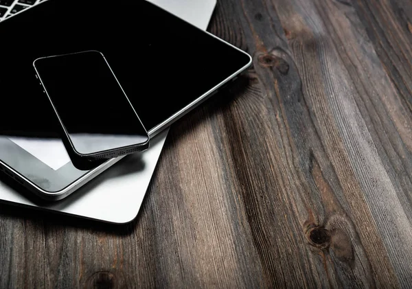 klavye ile ahşap des telefon ve tablet PC'de