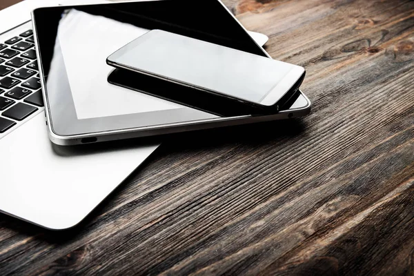 Keyboard Phone Tablet Wooden Des — Stock Photo, Image