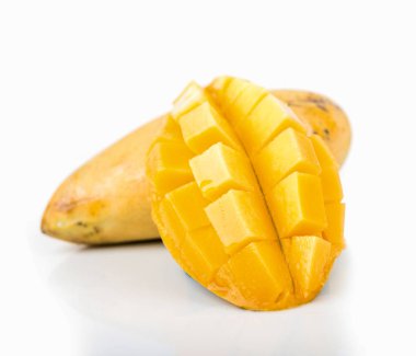 beyaz zemin üzerine olgun mango