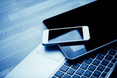 klavye ile ahşap Danışma, mavi tonu telefon ve tablet PC'de
