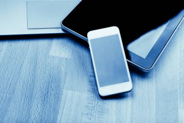 klavye ile ahşap Danışma, mavi tonu telefon ve tablet PC'de