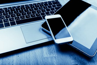 klavye ile ahşap Danışma, mavi tonu telefon ve tablet PC'de