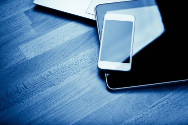 klavye ile ahşap Danışma, mavi tonu telefon ve tablet PC'de
