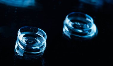 Siyah arka plan üzerine yansıması ile iki kontakt lensler
