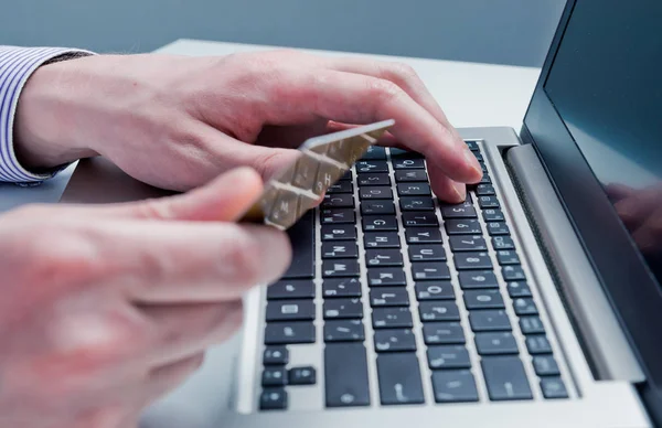 Cropped View Businessman Holding Credit Card Using Laptop — Stock Photo, Image