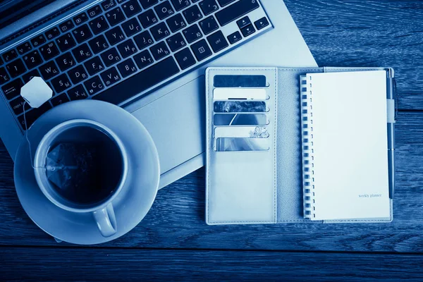 Escritório Com Computador Portátil Planejador Xícara Chá Tom Azul — Fotografia de Stock