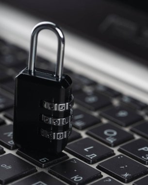 Gizlilik cyber Internet güvenlik anlayışı. Laptop kilit.