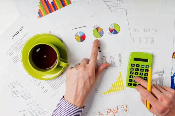 Geschäftsmann Arbeitet Mit Dokumenten Bürotisch Mit Diagramm Tasse Cofee Und — Stockfoto