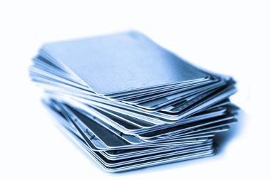 beyaz zemin üzerinde kredi kartlarının yığını