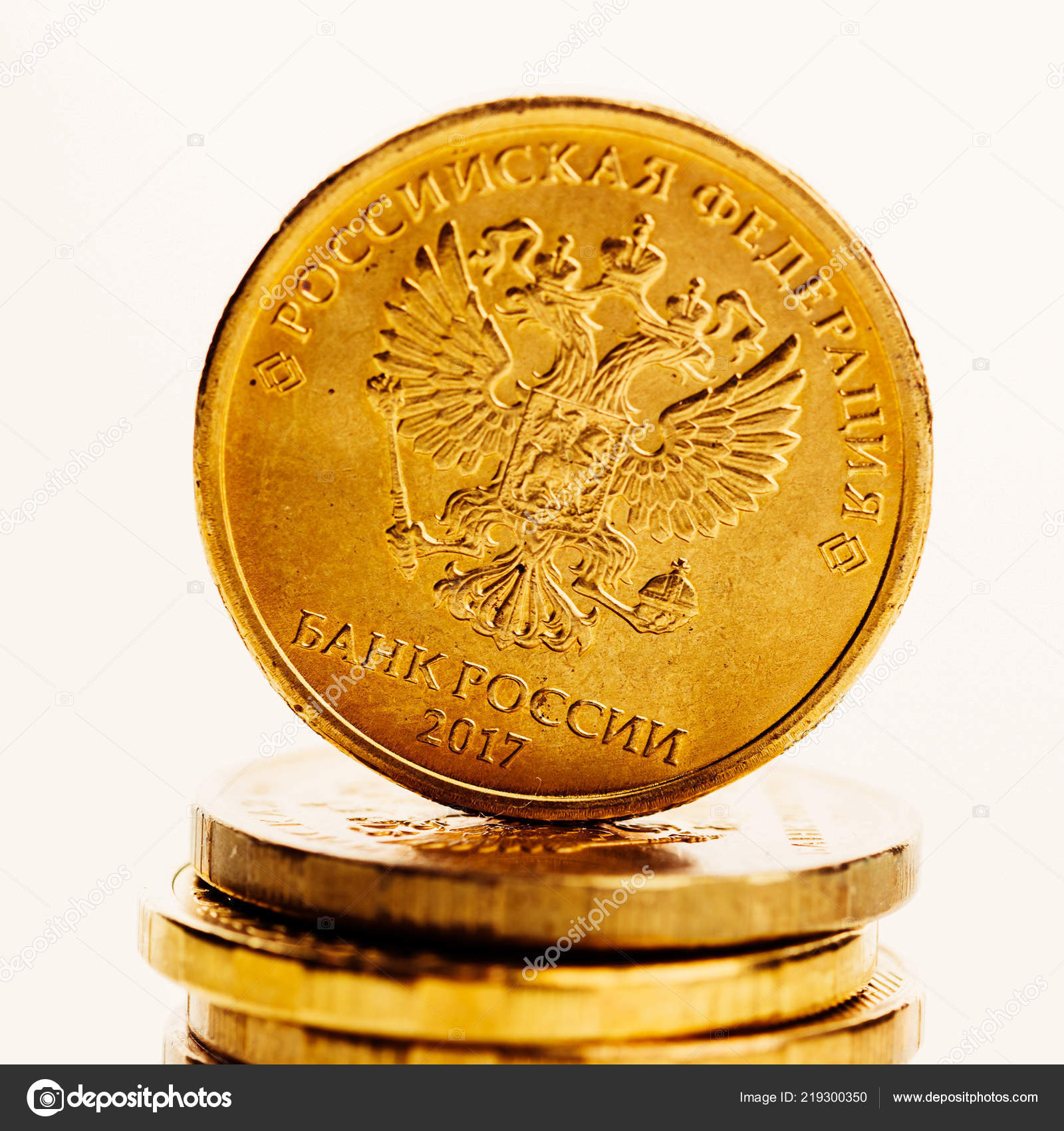 俄罗斯卢布钱币和金币——图库图片© valphoto #219300350