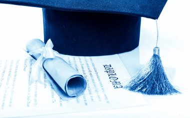 Mezuniyet şapkası ve diploması.