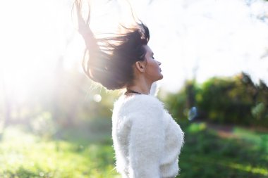 Kızdırma saç sallayarak ile güzel saç modeli