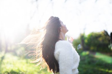 Kızdırma saç sallayarak ile güzel saç modeli