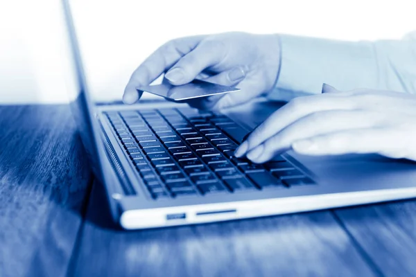 Ręce Trzymające Kartę Kredytową Korzystające Laptopa Zakupów Online — Zdjęcie stockowe