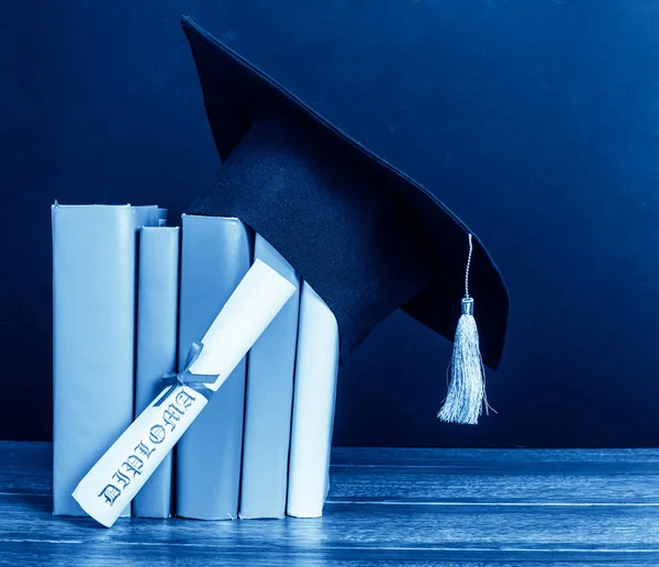 Een Mortarboard Afstuderen Scroll Gebonden Met Rood Lint Een Stapel — Stockfoto