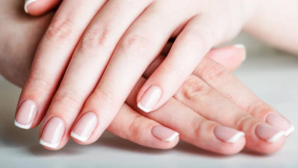 Francés Manicura Manos Femeninas —  Fotos de Stock