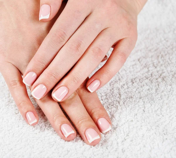 Francés Manicura Manos Femeninas — Foto de Stock