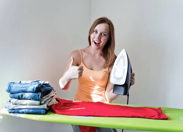 Glückliches Mädchen Zeigt Daumen Hoch Und Bügelt Kleidung Von Iro — Stockfoto