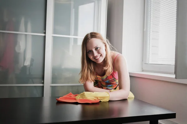 Fröhliches Mädchen Putzt Tisch Mit Möbelpolitur Bei Hom — Stockfoto