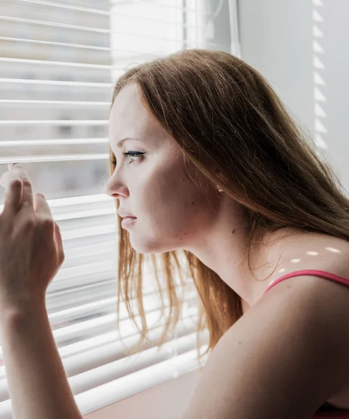 Vacker Kvinna Tittar Genom Hjortkött Blind — Stockfoto