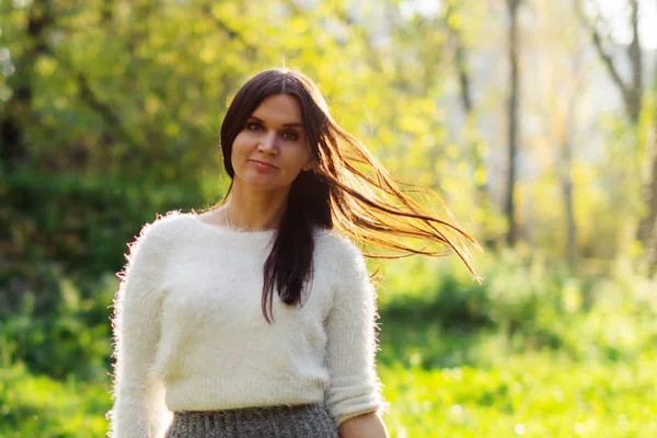 Outdoor Foto Von Jungen Schönen Dame Der Herbstlandschaft — Stockfoto