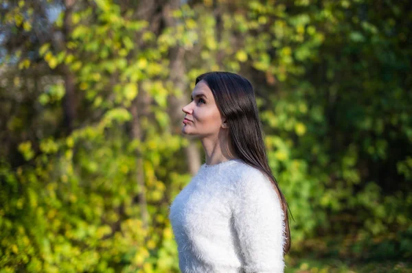 Junge Frau Vor Dem Hintergrund Des Sommergrünen Parks Grüne Blätter — Stockfoto