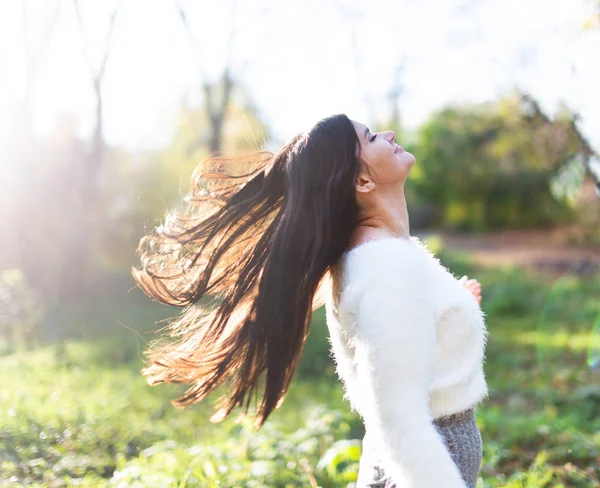 Modelo Cabelo Bonito Com Cabelo Acenando Brilho — Fotografia de Stock