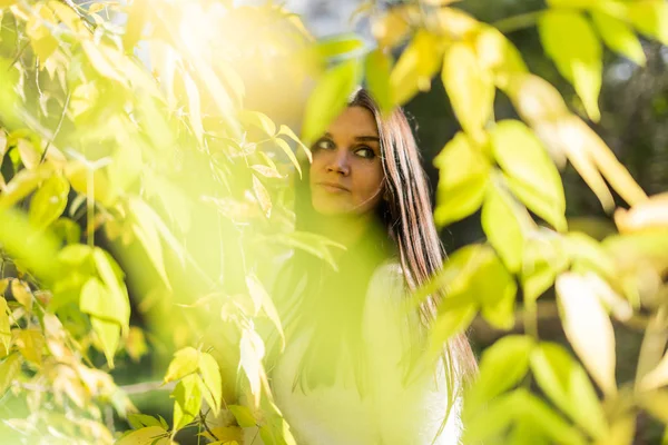 Mooie Vrouw Portret Buiten Met Vroege Herfst Park Achtergrond — Stockfoto