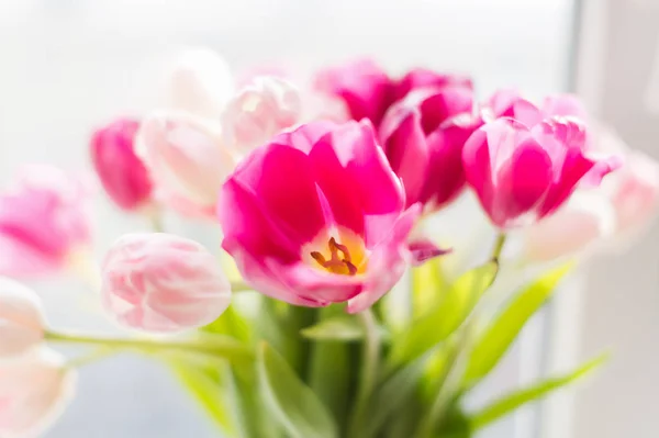 Bukiet Róż Tulipany Wazonie Nieostrość Selektywne — Zdjęcie stockowe