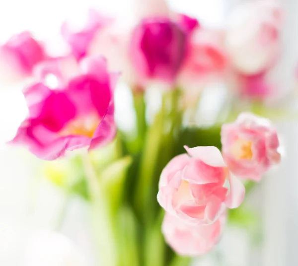 Een Boeket Van Roze Tulpen Een Vaas Zachte Selectieve Aandacht — Stockfoto