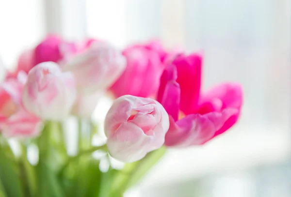 Kytice Růžové Tulipány Váze Selektivní Rozostřený — Stock fotografie